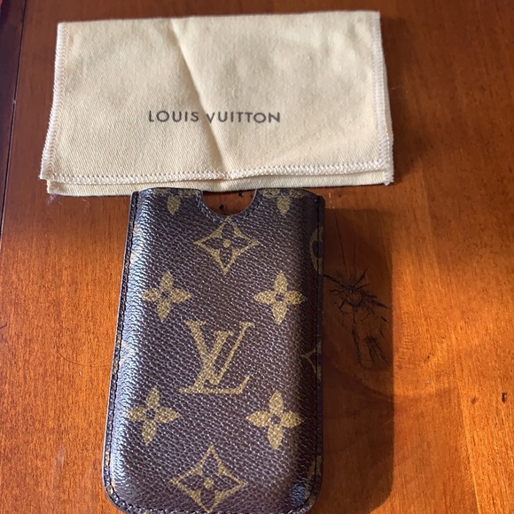 Authentic Louis Vuitton iPhone 5 hard case with original pouch and box and tags - Picture 8 of 12